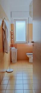La salle de bains est pourvue de toilettes et d'une fenêtre. dans l'établissement Blue Wave Holiday House, à Aci Castello