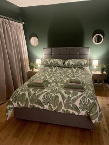 Postel nebo postele na pokoji v ubytování Boho Vibes Ground Floor Apartment