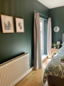 Postel nebo postele na pokoji v ubytování Boho Vibes Ground Floor Apartment