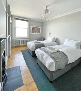 En eller flere senge i et værelse på Stunning 2 bedroom Sea View - Margate Old Town