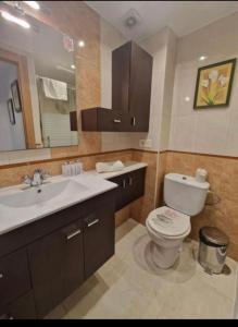 Ένα μπάνιο στο Apartamento con terraza y parking
