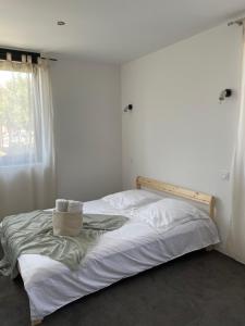 a bed in a room with a window at Apartment 4 confort&modern in Arad