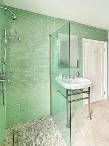 zieloną łazienkę z umywalką i prysznicem. w obiekcie Stunning 2 bedroom Sea View - Margate Old Town w mieście Margate