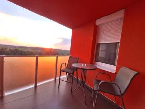 アラドにあるPanoramic view-Excelent locationのバルコニー(テーブル、椅子付)、窓が備わります。