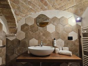 La salle de bains est pourvue d'un lavabo et d'un miroir. dans l'établissement DESTASU' Apartments, à Castel del Monte