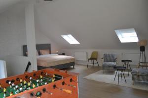 um quarto com uma cama e um tabuleiro de xadrez num quarto em De zwarte deur em Genk