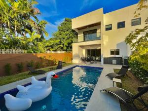 Πισίνα στο ή κοντά στο Botanical Oasis Home with 2 Pools