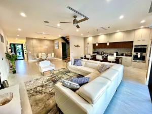 Η κουζίνα ή μικρή κουζίνα στο Botanical Oasis Home with 2 Pools