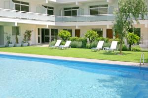 Бассейн в Corina Suites & Apartments или поблизости