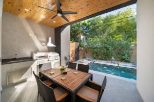 Kolam renang di atau dekat dengan Luxury Home w 2 Pools near Beach