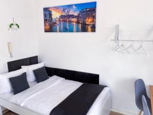 1 dormitorio con 1 cama con una pintura en la pared en NOVA Schlossblick - Phantasialand I Köln I Bonn, en Brühl