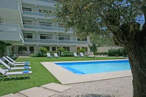 Бассейн в Corina Suites & Apartments или поблизости