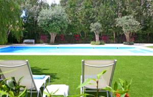 Бассейн в Corina Suites & Apartments или поблизости