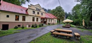 a group of benches in front of a building at Hostinec u Řeky in Ostravice