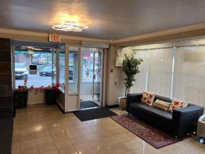eine Lobby mit einer Couch vor einem Gebäude in der Unterkunft The Glengate Hotel & Suites in Niagara Falls