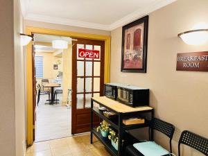Un certificado, premio, letrero u otro documento en The Glengate Hotel & Suites