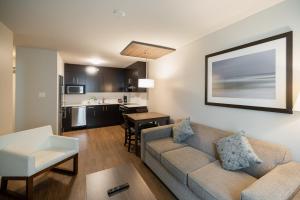 Kuchyň nebo kuchyňský kout v ubytování Gage Suites at UBC