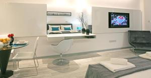 Телевизор и/или развлекательный центр в Corina Suites & Apartments