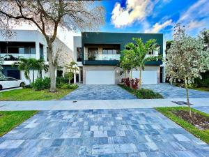 una casa con una entrada delante de ella en The Botanicals Las Olas Near Beach, en Fort Lauderdale