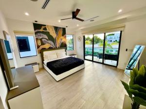 1 dormitorio con 1 cama y ventilador de techo en The Botanicals Las Olas Near Beach, en Fort Lauderdale