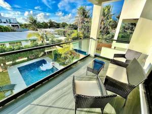 balcón con sillas y piscina en The Botanicals Las Olas Near Beach, en Fort Lauderdale
