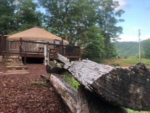 drewniana ławka w altanie w obiekcie Fontana @ Sky Ridge Yurts w mieście Bryson City