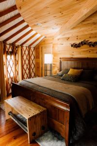 ein Schlafzimmer mit einem Bett und einer Holzdecke in der Unterkunft Fontana @ Sky Ridge Yurts in Bryson City