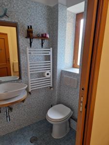 łazienka z toaletą i umywalką w obiekcie Pepe's Place - Re di Roma w Rzymie
