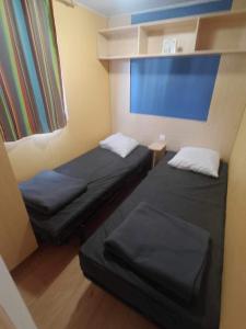 Cette petite chambre comprend 2 lits. dans l'établissement Camping Tohapi Coeur de Vendée, à La Boissière-de-Montaigu