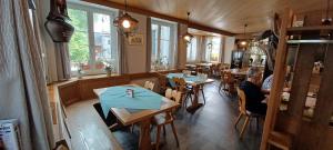 ein Restaurant mit Tischen und Menschen, die darauf sitzen in der Unterkunft Hotel / Restaurant Post in Eschlikon