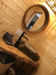 een spiegel en een mes op een houten tafel bij Junaluska @ Sky Ridge Yurts in Bryson City