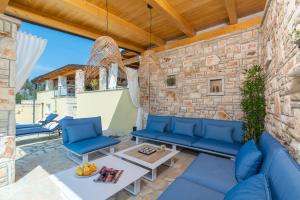 un patio con mobili blu e un muro di mattoni di Kalista a Barbariga