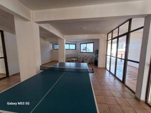 Stolní tenis v ubytování Apto Aconchegante 2 Quartos 100m praia de Caiobá - Somente Familiares nebo okolí