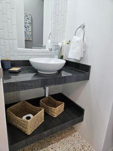 a bathroom counter with a sink and a mirror at Nautica Beach - Moderno Apartmento Margarita in Porlamar