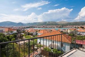 einen Balkon mit Stadtblick in der Unterkunft Salt in Trogir