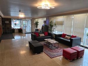 a lobby with couches and chairs and a table at The Glengate Hotel & Suites in Niagara Falls