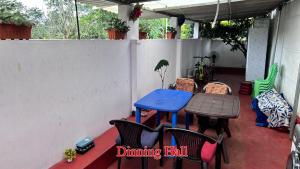 Doddakallu Betta Homestay Coorg的阳台或露台