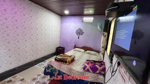 Cette petite chambre comprend un lit avec un mur violet. dans l'établissement Homestay In Coorg Doddakallu Betta, à Somvārpet