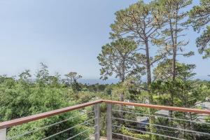een uitzicht vanaf het balkon van een huis met bomen bij 3904 Out of the Blue home in Carmel