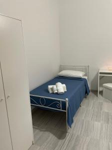 een slaapkamer met een bed met handdoeken erop bij Casa Vacanza Rosati in Cerignola