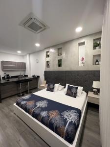 een slaapkamer met een groot bed en een piano bij Edificio Lotus Loft in Cali