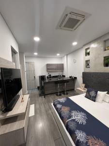 1 Schlafzimmer mit einem großen Bett und einem Badezimmer in der Unterkunft Edificio Lotus Loft in Cali
