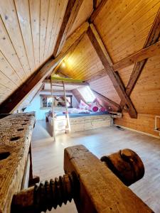 Habitación en el ático con cama y techo de madera. en Wood & Stone Lodge 3, en Donaueschingen