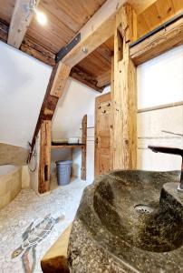 W pokoju znajduje się łazienka z dużą kamienną umywalką. w obiekcie Wood & Stone Lodge 3 w mieście Donaueschingen