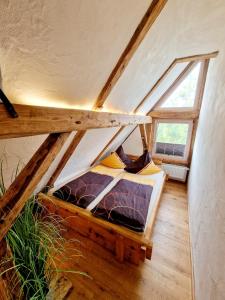sypialnia z łóżkiem na poddaszu w obiekcie Wood & Stone Lodge 3 w mieście Donaueschingen