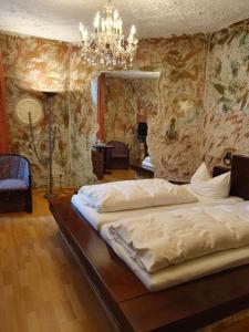 1 dormitorio con 2 camas y lámpara de araña en Turmhotel Weserblick Bremen, en Bremen