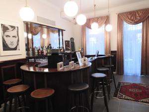 un bar con taburetes en una habitación con ventanas en Turmhotel Weserblick Bremen, en Bremen