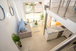 una vista aérea de una sala de estar con una escalera en MARÍTIMO28, en Cádiz