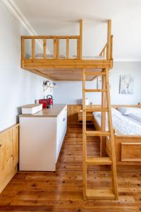 uma cama alta numa pequena cozinha com um beliche em Urlaub am Jauerling 
