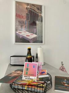 Apartment for 2 in Margareten في فيينا: طاولة مع زجاجة من النبيذ وكتب عليها